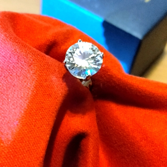 Moissanite diamond stud earring 4kt. - Picture 6 of 12